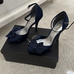 Beautiful Navy luster satin Nina formal heels - 7.5 M